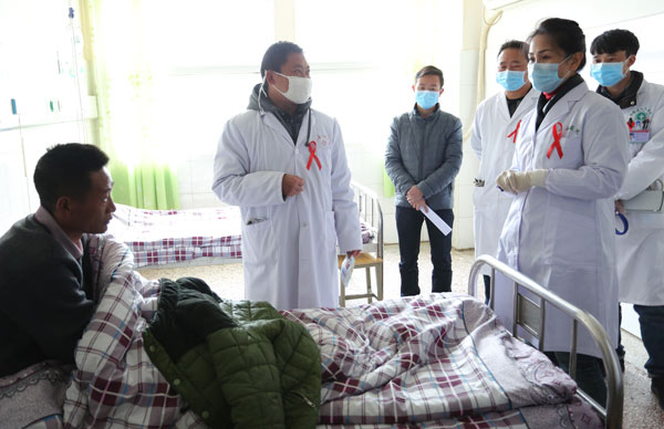 专家在布拖县人民医院、、、特木里中心卫生院查房、、、会诊